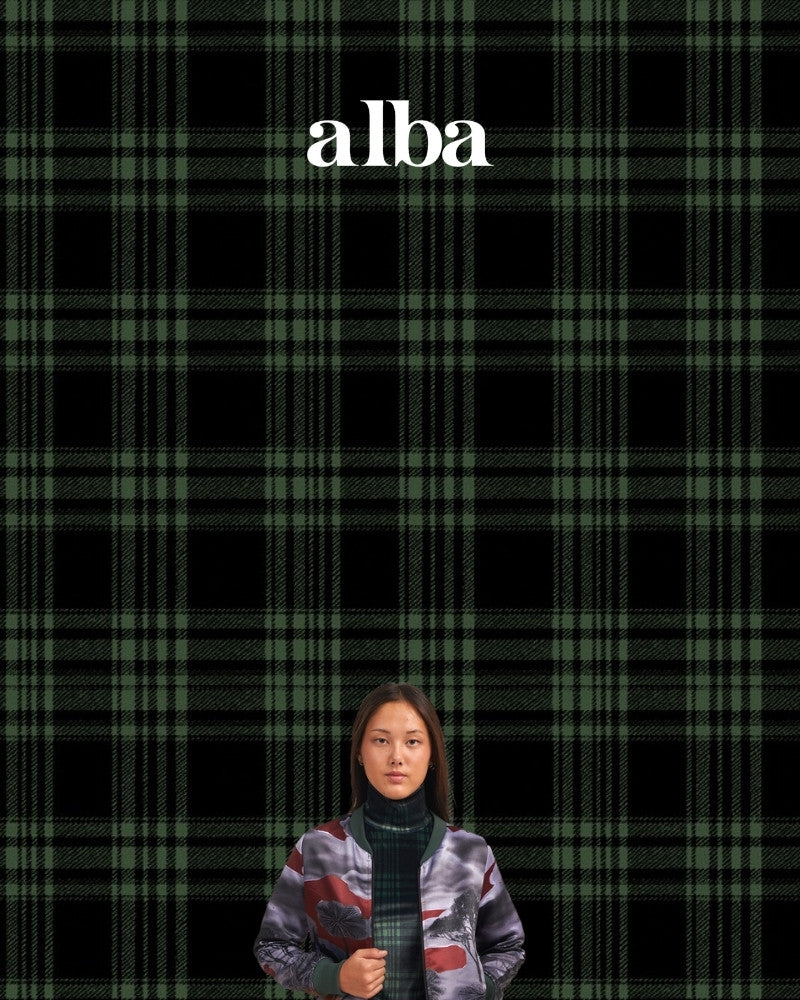 Colección Alba: modelo con chaqueta bomber sobre fondo tartán verde